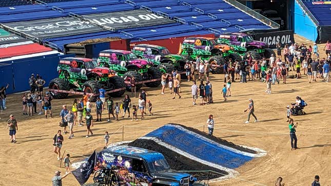 Los fanáticos pululan por la pista en las finales mundiales de Monster Jam 2023 en Nashville, Tennessee