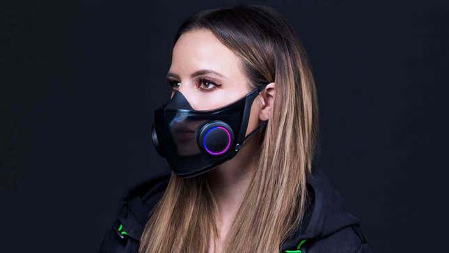 Une photo montre une personne portant le masque Razer covid. 