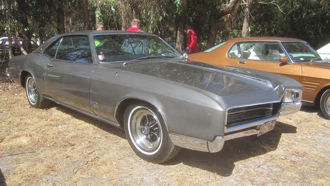 Une Buick Riviera Hardtop de 1967