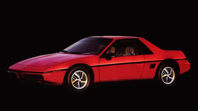 Una foto de un coche deportivo Pontiac Fiero rojo. 