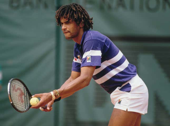 Der Franzose Yannick Noah bereitet sich auf seinen Aufschlag gegen den Brasilianer Ivan Kley während der ersten Runde des Herreneinzels bei den French Open am 25. Mai 1987 im Roland-Garros-Stadion in Paris, Frankreich, vor. Yannick Noah gewann das Match mit 6:0, 6:2 und 6:2.