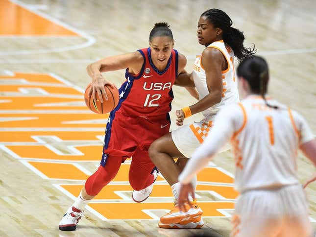 Diana Taurasi (12) der US-Nationalmannschaft wird während eines Ausstellungsbasketballspiels am Sonntag, dem 5. November 2023 in Knoxville, Tennessee, von Jewel Spear (0) aus Tennessee bewacht.
