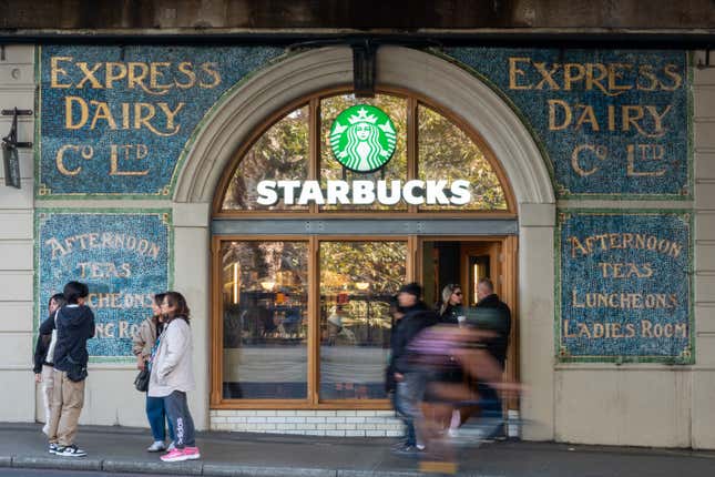 La gente pasa afuera de una sucursal de la cadena de cafeterías Starbucks el 24 de octubre de 2023 en Londres, Inglaterra. 