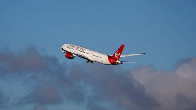O Boeing 787 da Virgin Atlantic parte para o primeiro voo transatlântico movido a combustível de aviação 100% sustentável para o Aeroporto Internacional John F. Kennedy, em Nova York, do Aeroporto Heathrow, em Londres, Grã-Bretanha, em 28 de novembro de 2023.
