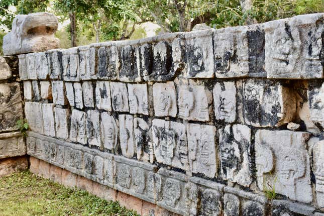 Chichén Itzá'nın yeniden inşa edilen kafatası rafının bir parçası (kafatalara dikkat edin).