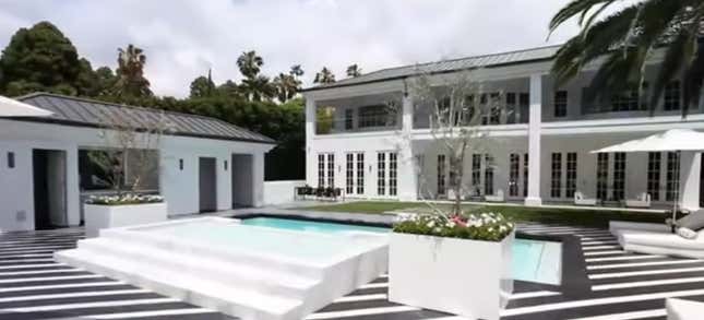 Image for article titled Peek Into Floyd Mayweather Jr.&#39;s Two Lavish Homes