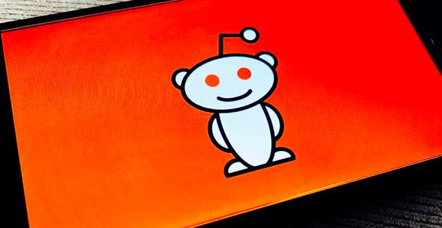 reddit logo on an orange screen