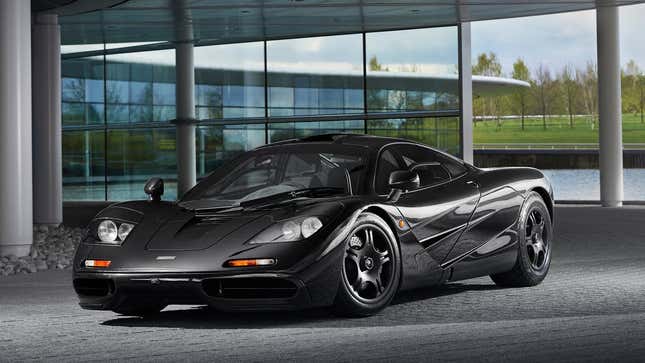 Ein Foto eines schwarzen McLaren F1-Supersportwagens. 