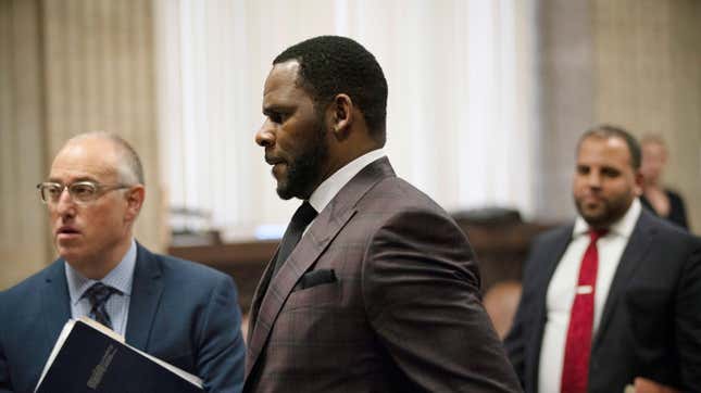 R. Kelly (C) appears at a hearing before Judge Lawrence Flood at Leighton Criminal Court Building June 26, 2019 in Chicago, Illinois.