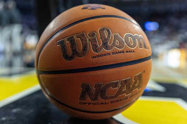 14. Januar 2024;  Wichita, Kansas, USA;  Eine Detailansicht eines Wilson-Basketballs, der während des Spiels zwischen den Wichita State Shockers und den Memphis Tigers in der Charles Koch Arena auf dem Spielfeld steht.