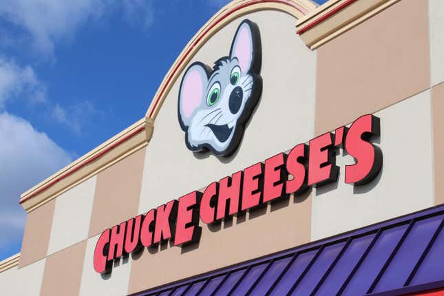 Image for article titled Outrage Against Chuck E. Cheese Mascot that Ignored 2-Year-Old Black Girl