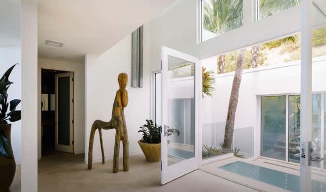 Image for article titled Take a Peek Inside Halle Berry&#39;s Malibu Mansion