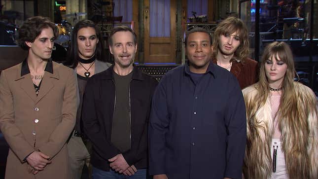 Will Forte and Kenan Thompson, flanked by Måneskin