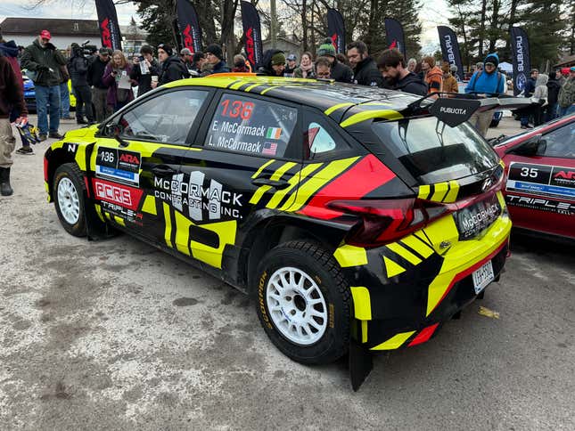 Vista trasera 3/4 de un coche de rally Hyundai i20 negro y amarillo