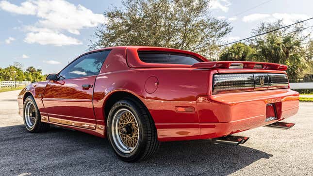 vue arrière d’une Trans Am notchback rouge