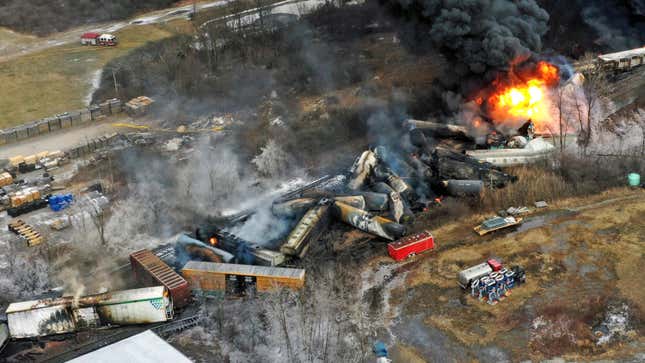 Des débris d’un train de marchandises du sud de Norfolk gisent éparpillés et brûlent le long des voies le lendemain de son déraillement dans l’est de la Palestine, dans l’Ohio.