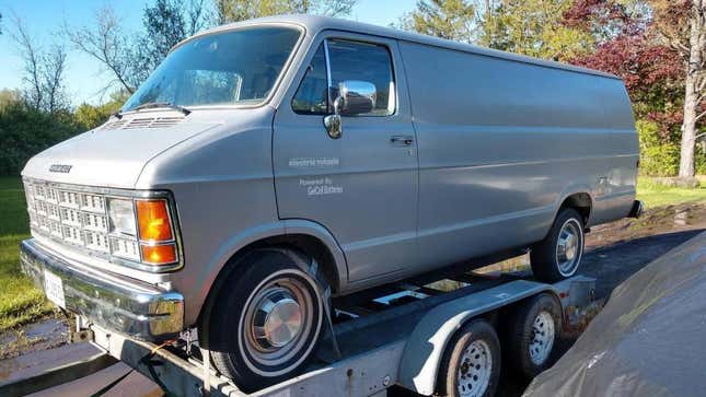 Image for article titled The U.S. Government Commissioned A Private Company To Build This Electric Dodge Ram Van In The 1980s