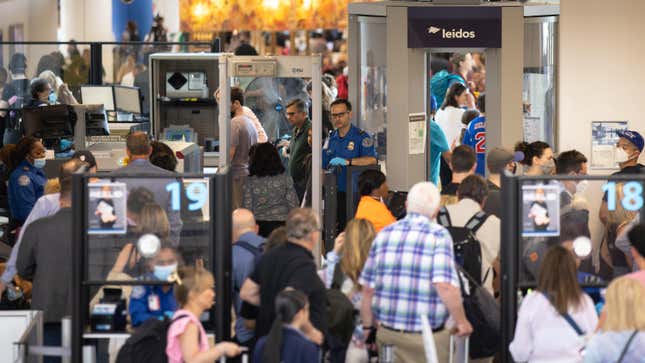 Les passagers font la queue à l’aéroport international de Newark-Liberty 