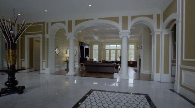 Image for article titled Tasteful or Tacky? Peek Inside Mary J. Blige’s Gorgeous NJ Mansion