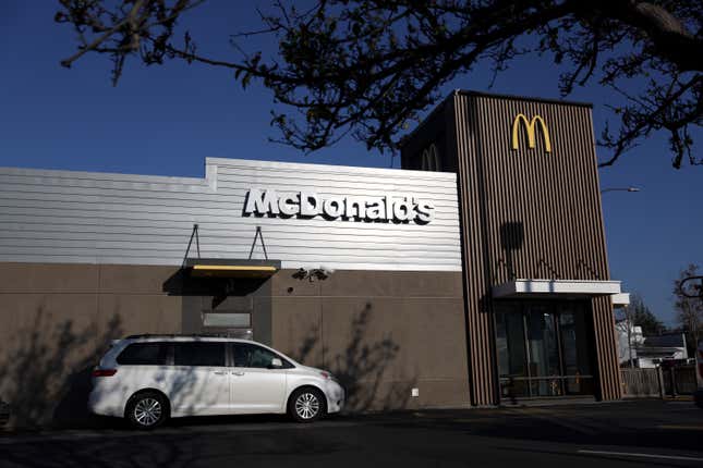 Image de l'article intitulé McDonald’s abandonne son expérience d’IA au volant