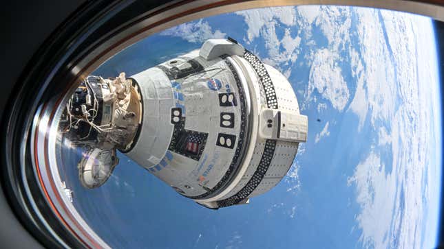 Une photo du vaisseau spatial Boeing Starliner amarré à la station spatiale. 