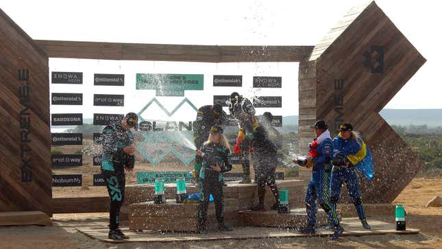 Una foto de pilotos celebrando en el podio Extreme E. 