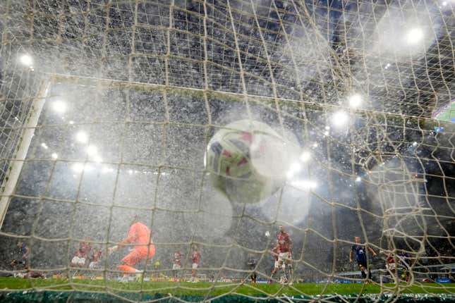 Inter Milan&#39;s Henrikh Mkhitaryan scores his side&#39;s 3rd goal during a Serie A soccer match between Inter Milan and AC Milan at the San Siro stadium in Milan, Italy, Saturday, Sept.16, 2023. (AP Photo/Luca Bruno)