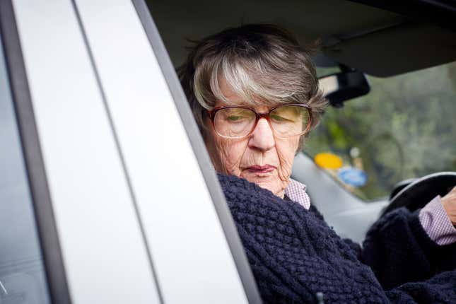 Así de viejo me siento cuando paso junto a una CR-V con el conductor filmando un TikTok al volante