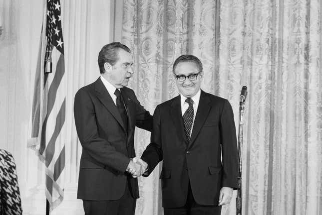 Henry Kissinger (r.) with fellow alleged criminal Richard Nixon.