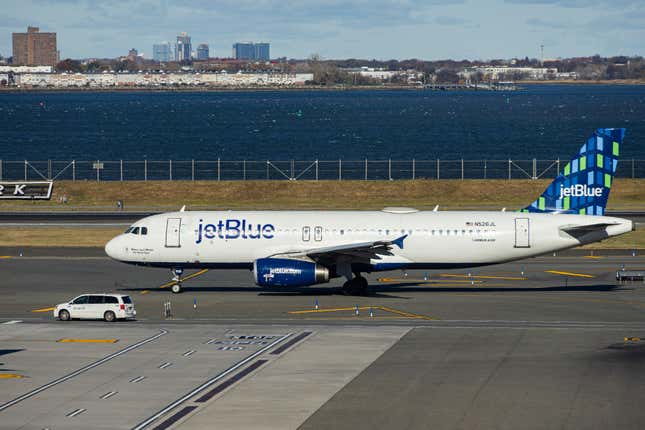 Ein Flugzeug von JetBlue Airways