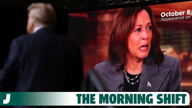 Donald Trump steht vor einem großen Bildschirm auf einem Clip von Kamala Harris