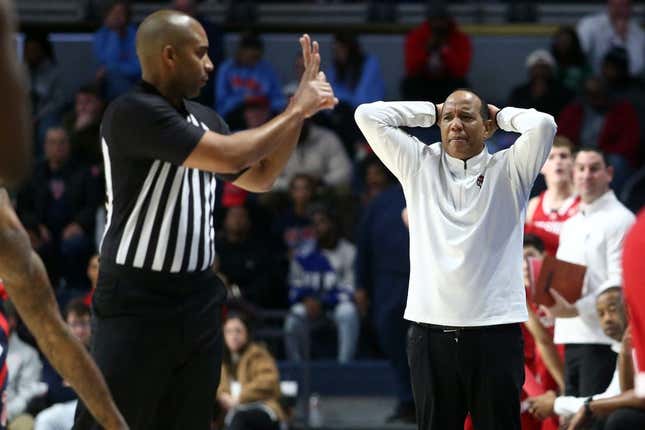 Cox's Buzzer Beater Lifts Men's Basketball Past Newport News Apprentice  72-71 in Overtime - North Carolina Wesleyan University