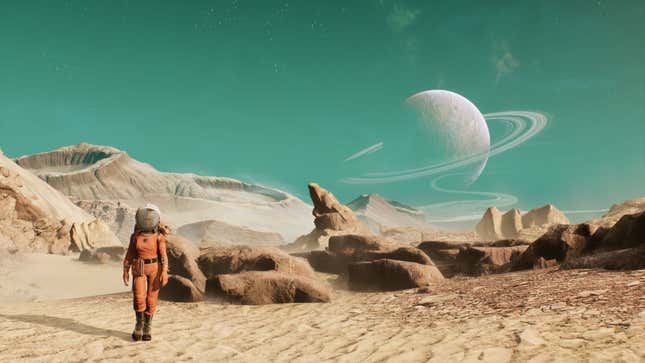 Un astronauta de pie con un traje naranja sobre arena rocosa, ante un cielo turquesa con un planeta anillado.