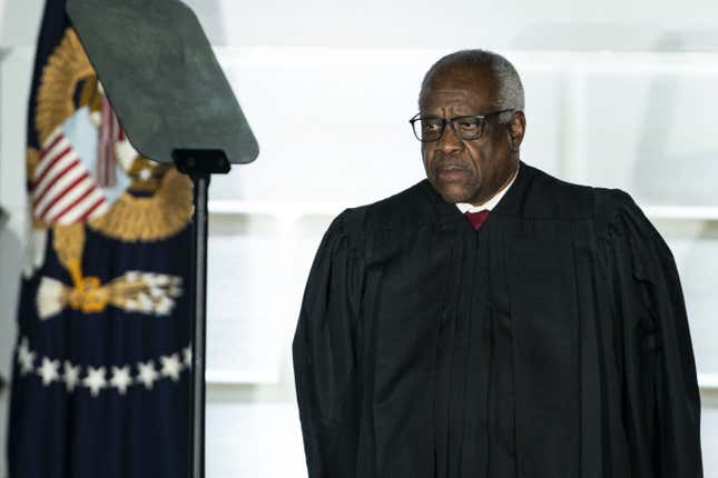 Clarence Thomas, Beisitzender Richter des Obersten Gerichtshofs der USA, hört während einer Zeremonie auf dem Südrasen des Weißen Hauses in Washington, D.C., USA, am Montag, den 26. Oktober 2020, zu. 