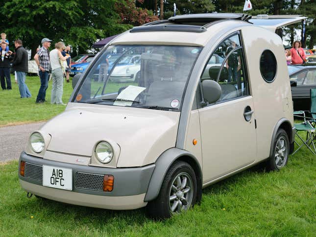 Una camioneta Nissan S de color canela estacionada en un césped con un aspecto adorable