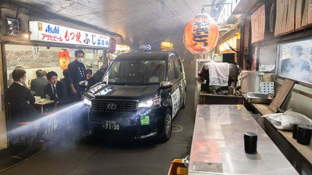 Ein Taxi fährt durch eine Unterführung in Shimbashi