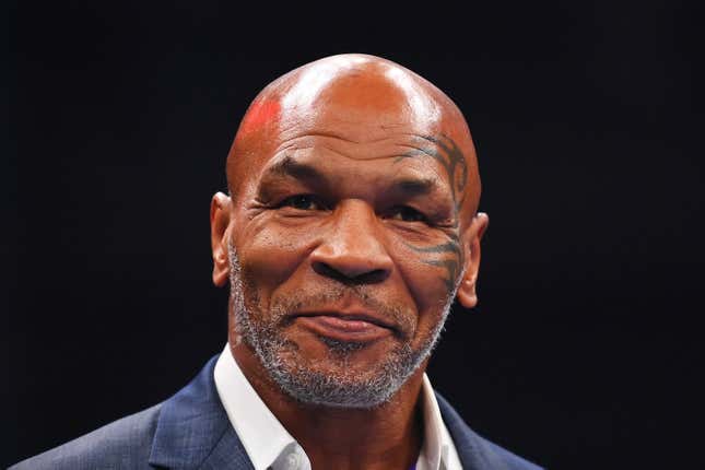 Mike Tyson schaut vor dem Schwergewichtskampf zwischen Tyson Fury und Francis Ngannou am 28. Oktober 2023 in der Boulevard Hall in Riad, Saudi-Arabien, zu.