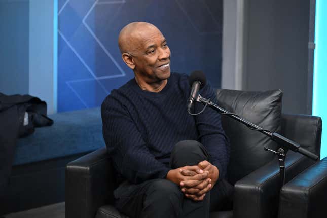 NEW YORK, NEW YORK – 21. NOVEMBER: Denzel Washington nimmt am 21. November 2024 mit Moderator Mike Muse an einer SiriusXM-Bürgerversammlung mit der Besetzung von „Gladiator II“ in den SiriusXM-Studios in New York City teil. 