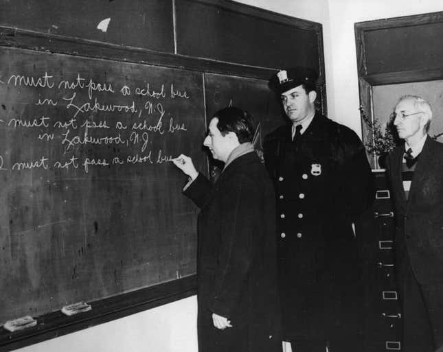 12. Januar 1948: Autofahrer, die sich eines Verkehrsdelikts schuldig gemacht haben, werden mit der neuartigen Strafe belegt, Zeilen an eine Schultafel in Lakewood, New Jersey zu schreiben.