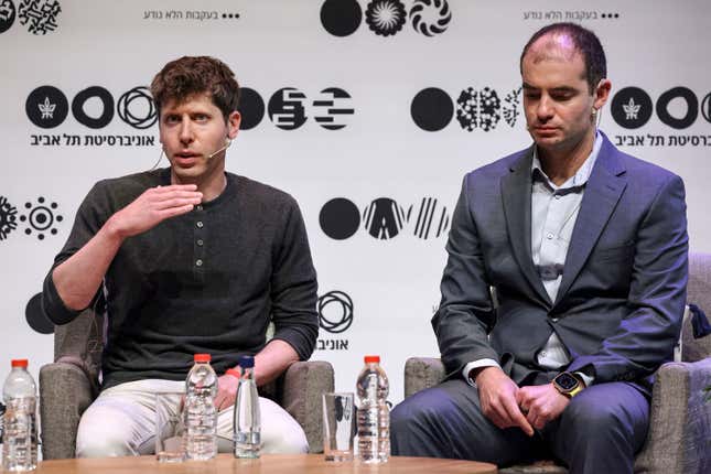 Sam Altman (L) parlant avec Ilya Sutskever assis à droite