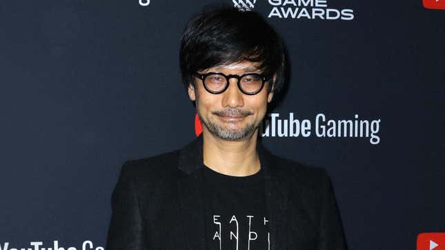 Ein Foto zeigt Hideo Kojima bei einer Preisverleihung.