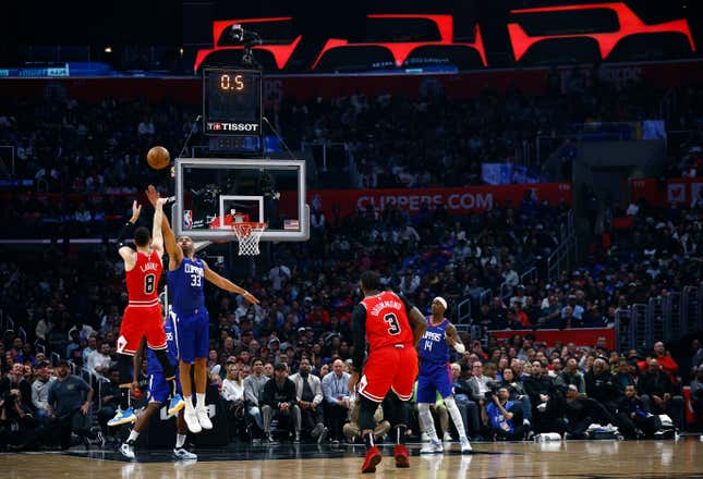 LOS ANGELES, KALIFORNIEN – 27. MÄRZ: Zach LaVine #8 der Chicago Bulls macht am Ende des ersten Viertels in der Crypto.com Arena am 27. März 2023 in Los Angeles, Kalifornien, einen Schuss gegen Nicolas Batum #33 der LA Clippers .  HINWEIS FÜR DEN BENUTZER: Der Benutzer erkennt ausdrücklich an und stimmt zu, dass er durch das Herunterladen und/oder Verwenden dieses Fotos den Bedingungen der Getty Images-Lizenzvereinbarung zustimmt.  (Foto von Ronald Martinez/Getty Images)