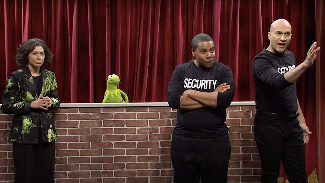 The Muppets finally discover the benefits of heckler-bashing security guards on <i>SNL</i>