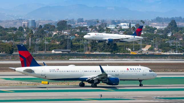 Image for article titled Delta Air Lines Workers Are Attempting to Unionize