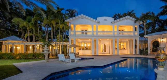 Image de l'article intitulé Jetez un œil à l’intérieur du manoir de 50 millions de dollars de Diddy à Miami qu’il a offert en garantie