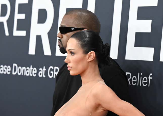 Kanye West y Bianca Censori en los 67.º Premios GRAMMY celebrados en el Crypto.com Arena el 2 de febrero de 2025 en Los Ángeles, California.