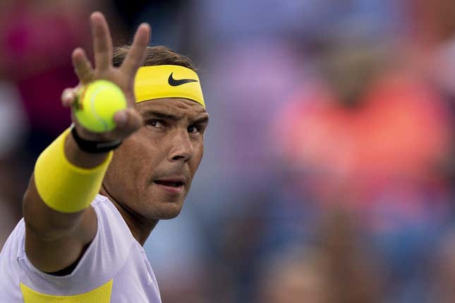 Rafael Nadal verzichtet vor seinem Spiel gegen Borna Coric im Western &  Southern Open im Lindner Family Tennis Center in Mason, Ohio, am Mittwoch, 17. August 2022.