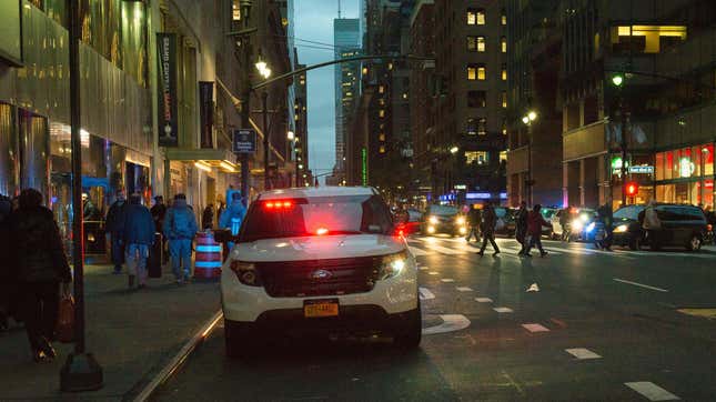 Véhicules de police du MTA garés le long de Lexington Avenue