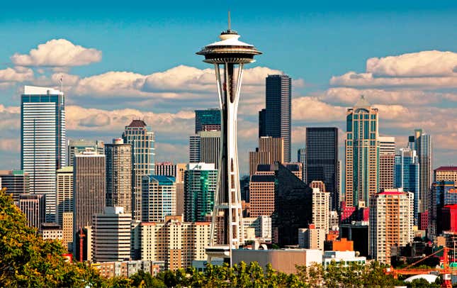 El horizonte del centro de Seattle con la Aguja Espacial a la luz del día