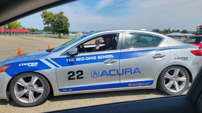 Imagen para el artículo titulado Me gradué de la escuela Mid Ohio y ahora soy básicamente un piloto de carreras